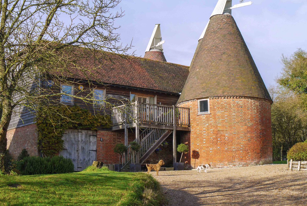 TheLittleDomain's tweet image. Bourne Farm Oast 🏡
bit.ly/2TawdIy

This stunning converted oast house presents a breathtaking blend of old and new, with original features combining contemporary style and modern luxuries, all in a beautiful and peaceful rural park of Kent.