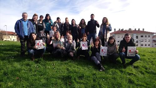 usurbildarrak's tweet photo. GuraSOSek abiaturiko atxikimendu bilketa kanpaina arrakastatsua ari da izaten, Usurbilen ere https://t.co/P1dUn4BMhl #usurbil #gurasos #erraustegiagelditu @tgurasos https://t.co/PSZ16R3jDx