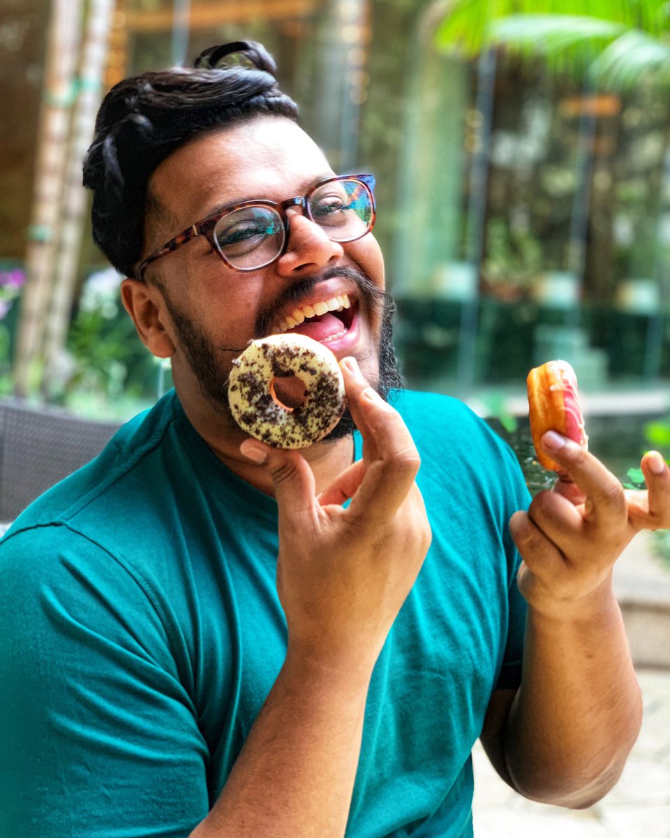 Danuinn's tweet photo. Days at the amazing Shangri-La Hotel, Kua Lumpur, Malaysia @ShangriLaHotels
.
.
#Danu #JaffnaBoy #WTFlk #shanglakl #lg #SLKLHorizonClub
#arthursbar #lobbylounge
#SLKLmemories #urbanoasis #horizonclub https://t.co/9fbMHb0dH3