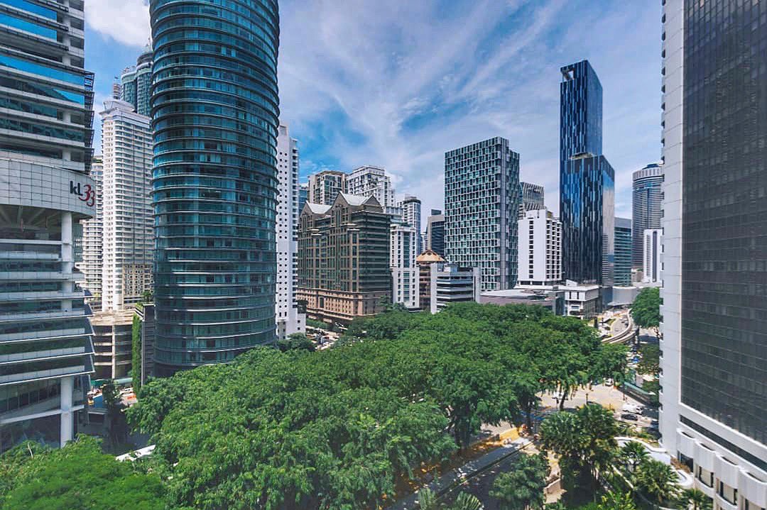 Danuinn's tweet photo. Days at the amazing Shangri-La Hotel, Kua Lumpur, Malaysia @ShangriLaHotels
.
.
#Danu #JaffnaBoy #WTFlk #shanglakl #lg #SLKLHorizonClub
#arthursbar #lobbylounge
#SLKLmemories #urbanoasis #horizonclub https://t.co/9fbMHb0dH3