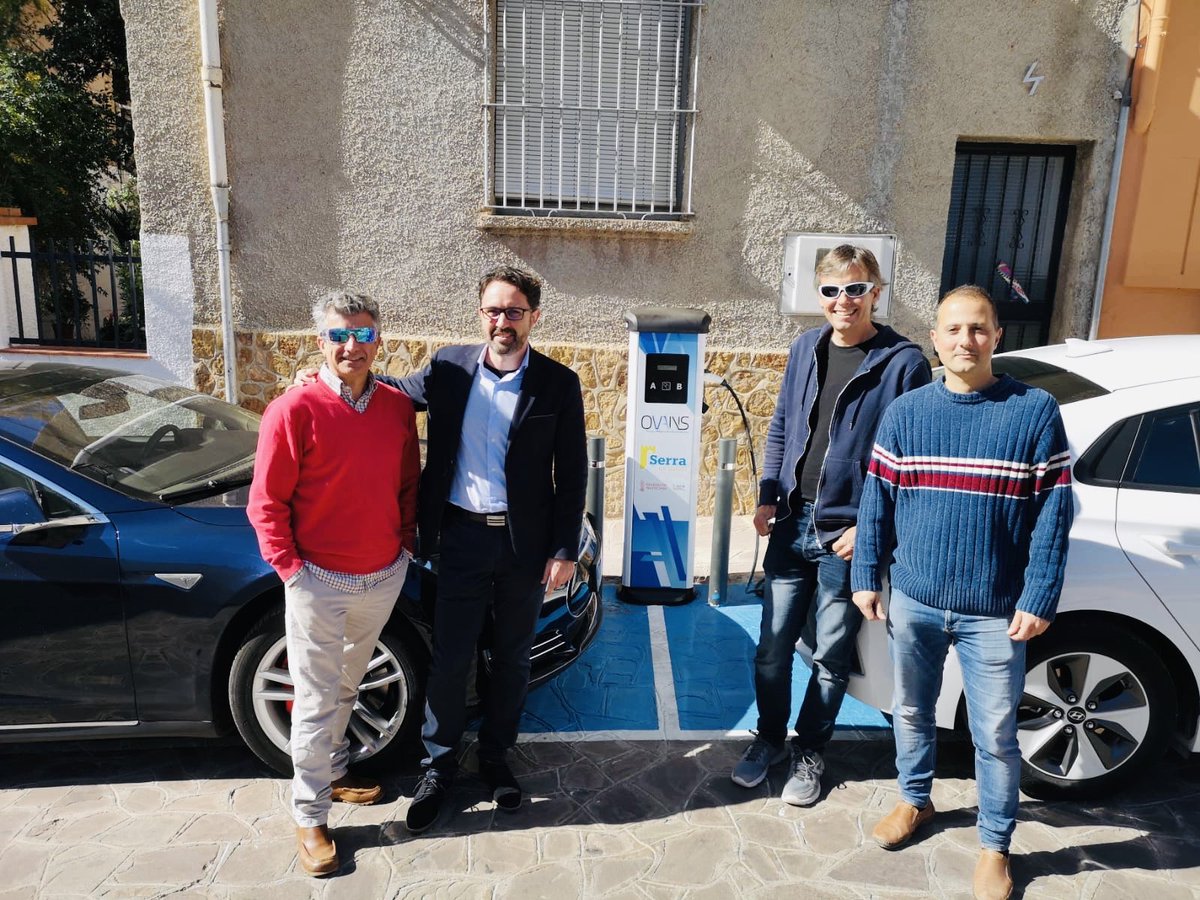 ovans_es's tweet photo. La puesta en marcha de nuestro nuevo #puntoderecarga para #vehiculoselectricos en #Serra ha sido todo un éxito 🙌🏽👏🏽 Aprovechamos para agradecer a @AVVEinfo y @AsociacionAUVE por su participación y apoyo 🔋🔌♻️ #MovilidadSostenible #SierraCalderona #PuntoOvans https://t.co/4kt7tl3s55