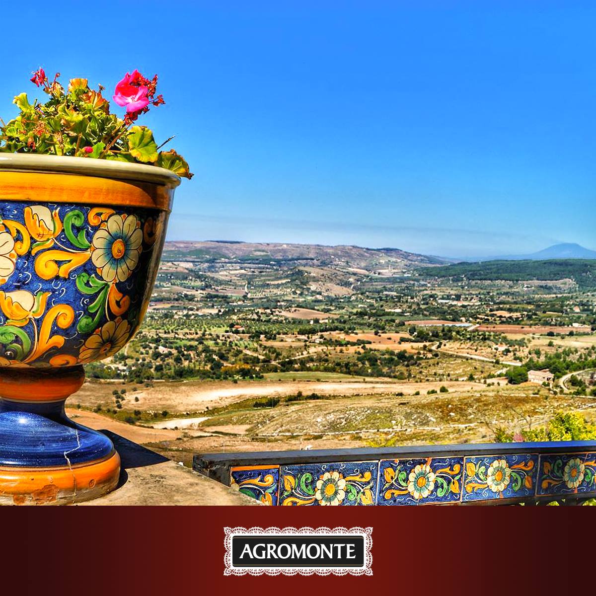 Chiaramonte Gulfi, definita il «Balcone di Sicilia» per la sua magnifica posizione panoramica. A pochi chilometri dal borgo, tra le distese dei campi baciati dal sole, <a href="/Agromonte/">Agromonte</a> cura con amore le sue materie prime per trasformarle in deliziose bontà.