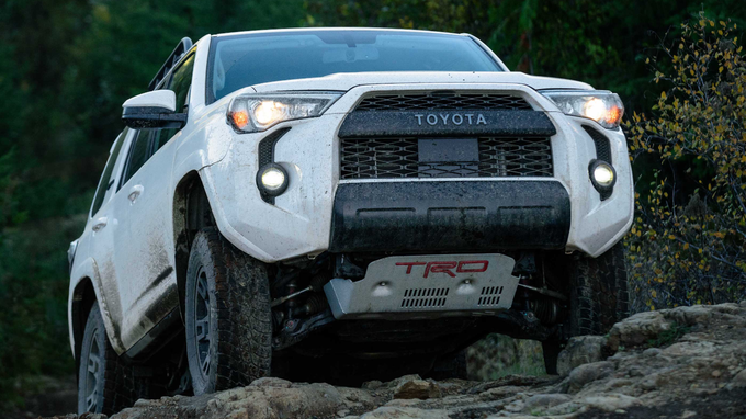 koseiHENTAIbot's tweet photo. トヨタ・4ランナーTRD-PRO
北米トヨタを象徴する一台。純正で前後1.5inリフトアップ、FOXダンパー、マルチテレインセレクト、クロールコントロール、リアデフロック、A-TRAC他専用アイテム豪華てんこ盛り。価格はプラドTZ-Gより20万ほど安いhttps://t.co/FMLchgAfC6
