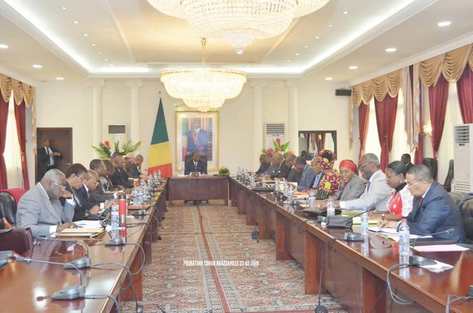 Un #Conseil_de_Cabinet s’est tenu ce matin à la #Primature sous l’autorité du #PM <a href="/ClementMouamba/">Clément Mouamba</a>.  De 10h à midi, les Membres du Gouvernement ont planché sur des dossiers économiques et sociaux.  <a href="/congosouverain/">Congo Souverain</a> <a href="/ICIBrazza/">ICIBRAZZA</a> @sita_christy <a href="/cloud_info24/">CLOUD INFO24</a> <a href="/Grace_Patcheli/">Grâce Patcheli</a> <a href="/Cdirecttv/">CDIRECT TELEVISION</a>
