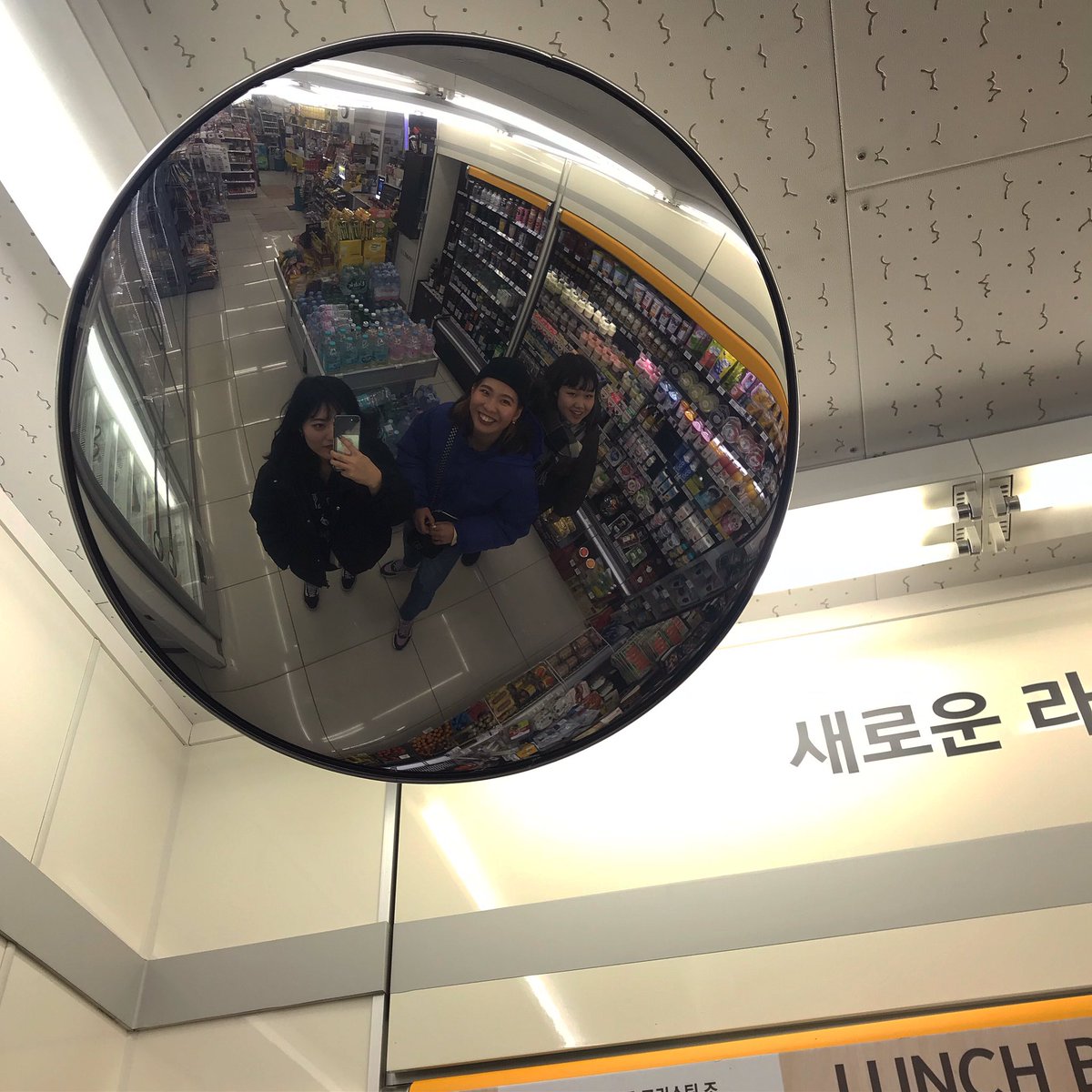 _200115st's tweet photo. チャリ爆 in Korea
1年前から話出てて綿密に計画立てていったけどグダった旅🥺それも楽しい3150🥺食べ物より中国人並みの爆買いしたった次はもっとメジャーなところ攻めたいね（笑）
言語ってやっぱり大事やと思ったせめても英語頑張ろ、、、次は台湾行こかお金貯めよう
#チャリ爆イムニダ https://t.co/cVy7olSHe4