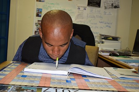 #NWUNews 📰 |

Letlhogonolo Mafela was born without arms, but refused to let his physical disability stand in his way. He will proudly graduate with a BCom degree in Economics during the #NWUMafikeng April graduation ceremony. ow.ly/ylQO50lTzMk

#MyNWU #NWULegend