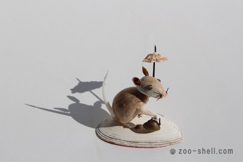 zoo_shell's tweet photo. 葉山にバンクシー現る!?ニューフェース「日傘ネズミ(Parasol Rat)」。https://t.co/K9REZIKpsQ 夜行性のネズミに日傘を持たせて、直射日光のもとで撮影し、シャドーを際立たせてみました。
#Banksy #rat #ShellWork https://t.co/6CZMyohRYt
