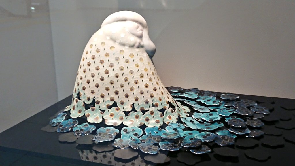 かるび 主夫アートライター V Twitter 上野駅 御徒町駅間にある地下コンコースに 毎年東京藝術大学の優秀な卒業作品から選ばれる 台東区長奨励賞 受賞作品が展示されているのですが 今週1年振りに展示替え 時代を反映してなのか 2019年度はsns映えする作品が