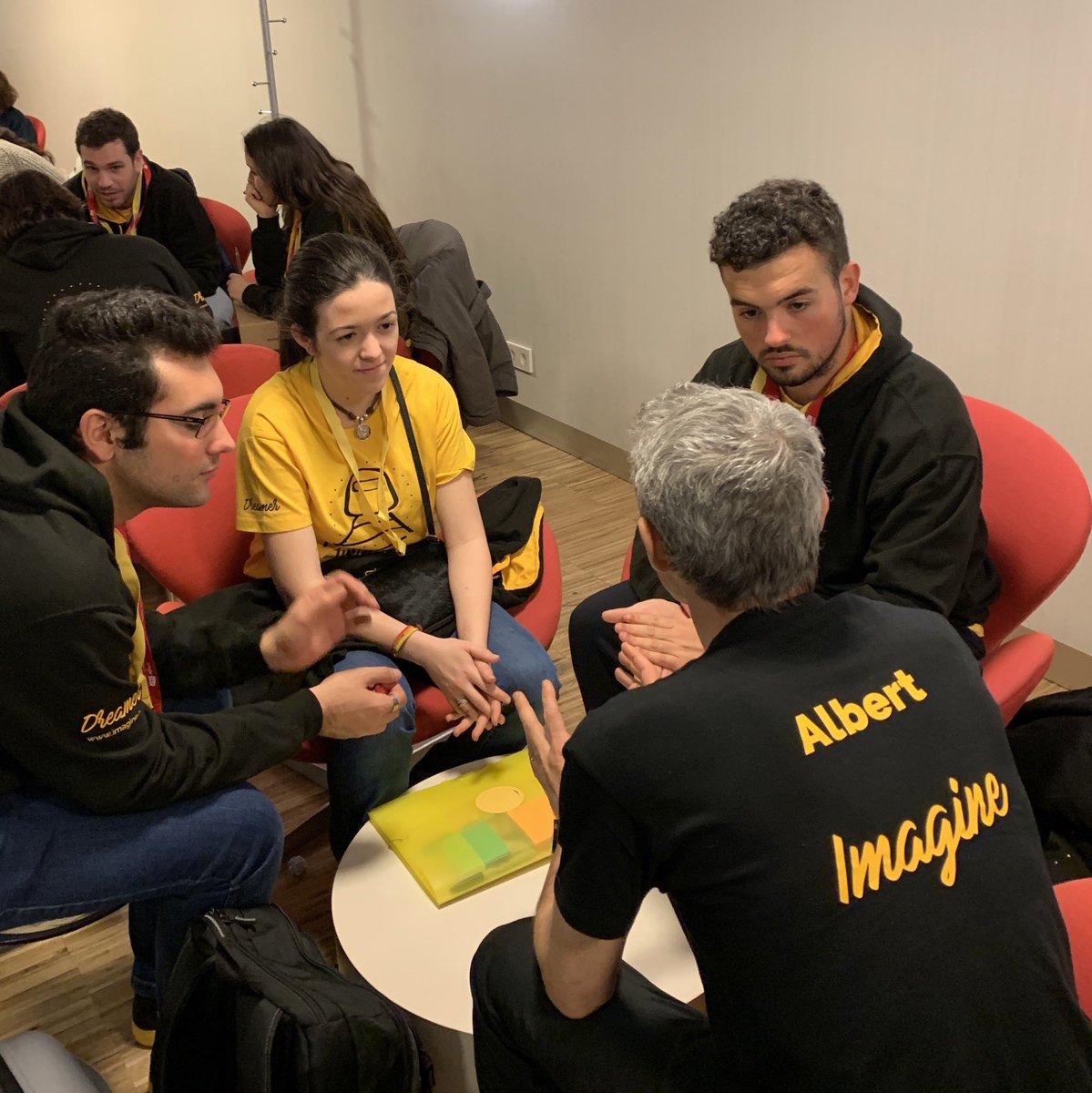 BlogHedonista's tweet photo. 24 #dreamers de 9 países diferentes participan en el #imagineexpress a bordo de un tren internacional de alta velocidad #renfesncf desde #barcelona a #paris dentro del marco #4YFN #mobileworldcongress El reto es ¿como mejorar la experiencia del viajero en un tren internacional? https://t.co/zpacaSg2tV