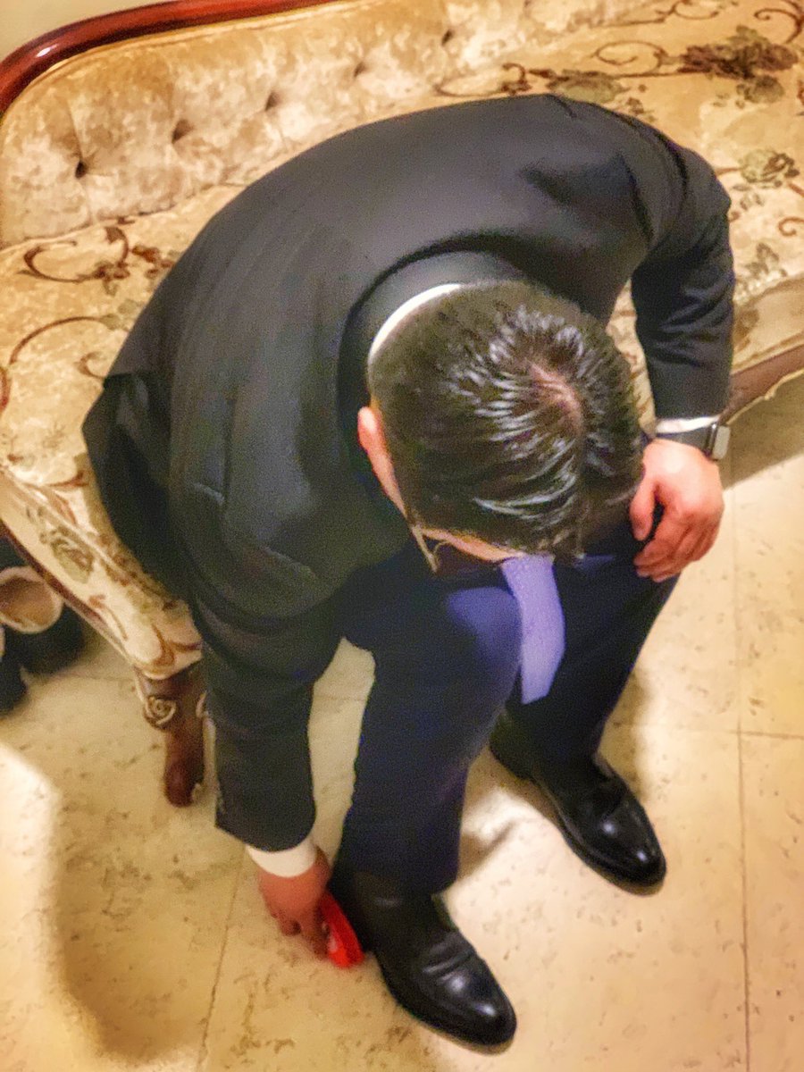 Өнөөдөр андууд минь дуудвал зангиагаа зүүгээд гутлаа тослоод гарна даа... 😂😂😄