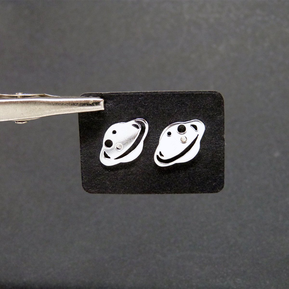 Plataica's tweet photo. 📣 Nueva pieza‼ Para esa personita que siempre está "en órbita" 👩🚀👨🚀, unos bonitos #pendientes de #planetas con órbita en plata 925 https://t.co/2HYU9uwT22
#Planet #SilverPlanet #HandmadeJewelry #joyeríaCreativa #etsyshop #plata925 #SilverJewelry https://t.co/RrXVphhkKo