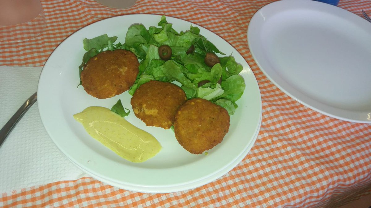 ecomenja's tweet photo. Avui falafels de cigrons sofregit i picada vegetal amb salsa de iogurt @escolacamins @IEAOm @ampacamins @VolemBallarOM @AMPAVaixell @escolamogent #ecomenja https://t.co/1elqbdbLrV