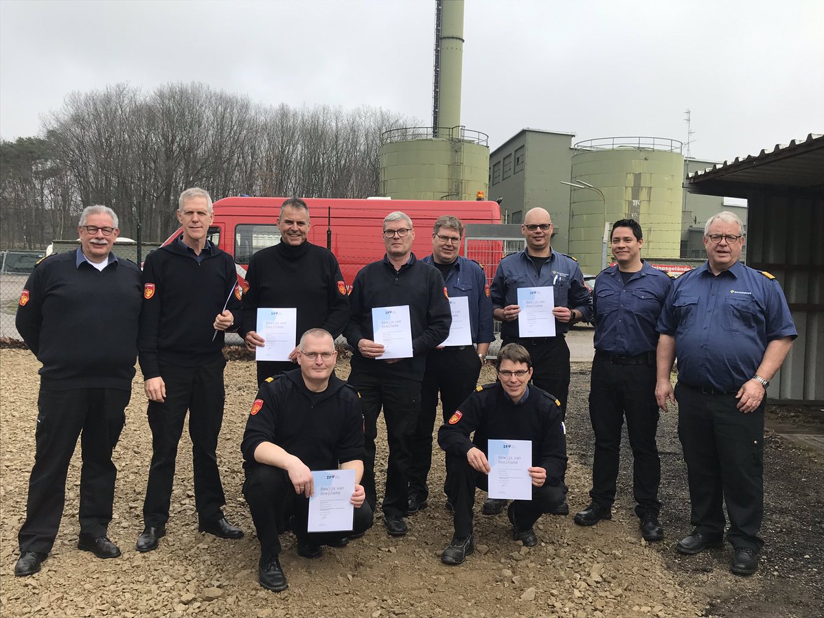JoopHuizing's tweet photo. Afsluiting van een leerzame week situationele commando voering #scv @IFVtweet in Weeze met deelnemers uit de regio’s @BRWGroningen @VRIJsselland @VRZHZ en @BrwGooiVecht #swarming #systeem1en2 #FABCM #meerwaarde https://t.co/fXUIxMviP7
