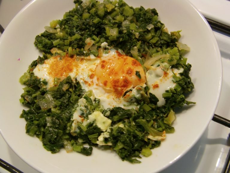 VourlaMag's tweet photo. Haftanın son iş gününde akşam yemeği düşünme telaşınızı ortadan kaldırmak için hem lezzeti hem de pratik bir yemek... Chef Betül Batur'dan ‘’Yumurtalı Turp Otu Kavurması’’ tarifi... https://t.co/WImG1ik9YC Gastronomi bölümünde sizlerle. Afiyet olsun 🍴 https://t.co/ofW7qCrPgo