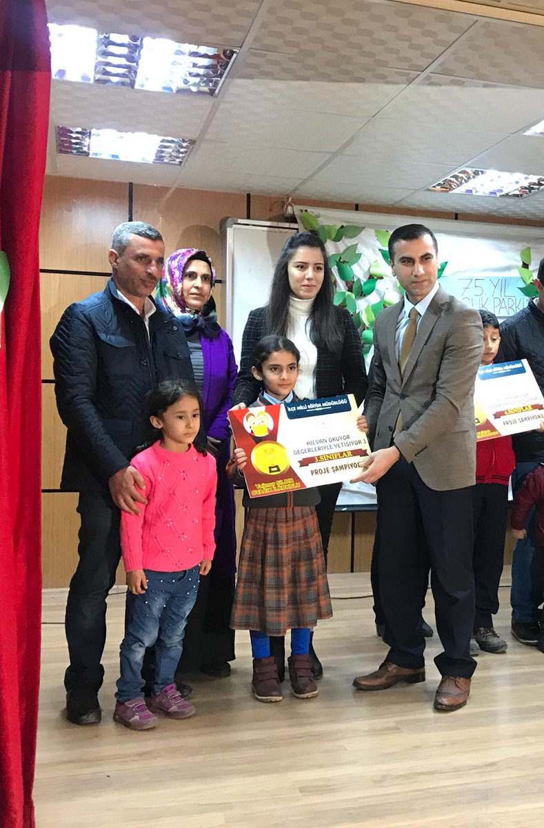 Hilvan Okuyor Değerleriyle yetişiyor projesinde 3. Sınıflar Şampiyonu olan öğrencimiz Yağmur ŞILDIR'I tebrik ederiz ve bu başarının bir varış noktası değilde mükemmel bir yolculuğun ilk adımları olmasını dileriz. 
Bu başarıda en büyük payı olan Özge Hocamıza da teşekkürler.