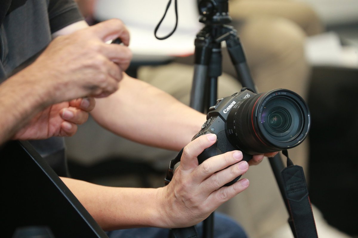 bkktk1's tweet photo. นิฐิวัฒน์ วัจนวรานันท์ หัวหน้ากลุ่มผลิตภัณฑ์ แคนนอน เปิดตัวCanon EOS RPน้ำหนัก 485 กรัม เล็ก และเบาที่สุด ความละเอียด26.2ล้านพิกเซล พร้อมเปิดตัวเลนส์ RF พร้อมกันถึง 6 รุ่น เริ่มวางจำหน่ายต้นเดือนมีนาคมเป็นต้นไป
#เจซีแอนด์โคพับลิครีเลชั่นส์ – JC&CO PUBLIC RELATIONS #JCPR https://t.co/HPKR2Nc5fi