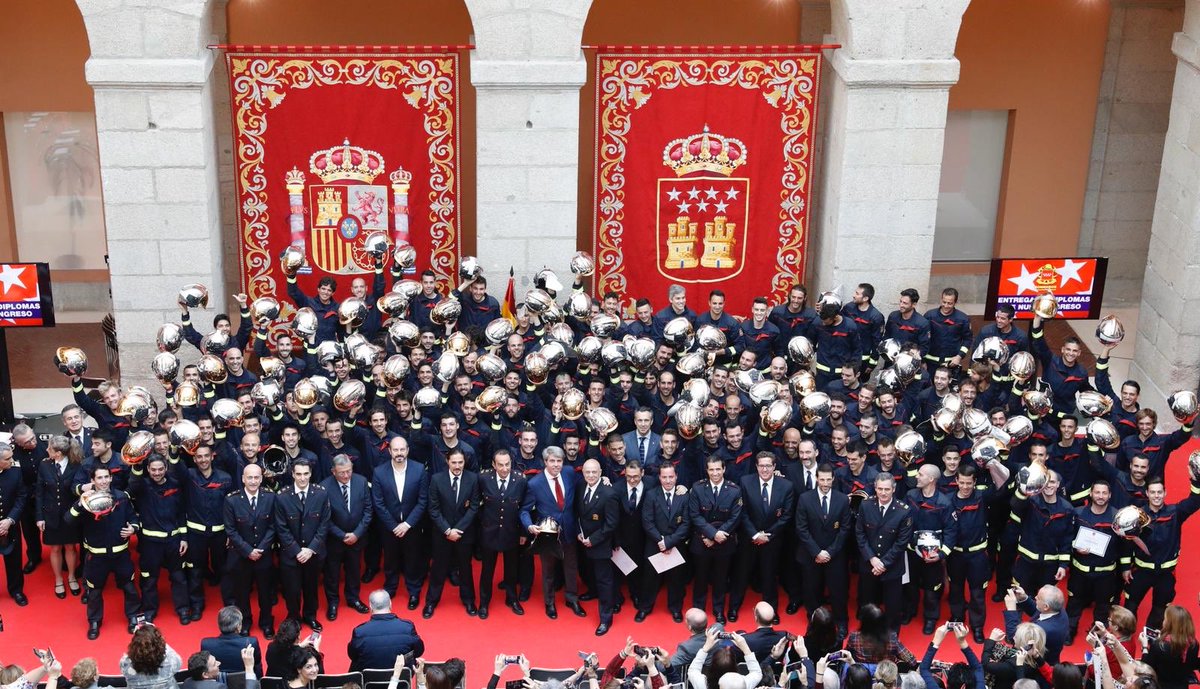 angelgarridog's tweet photo. Hacemos entrega de los diplomas de nuevo ingreso a los 113 nuevos profesionales que desde hoy forman parte del Cuerpo de Bomberos de la @ComunidadMadrid. Esta promoción es la más numerosa de los últimos 15 años. ¡Enhorabuena y bienvenidos! https://t.co/BJYMoKNneJ