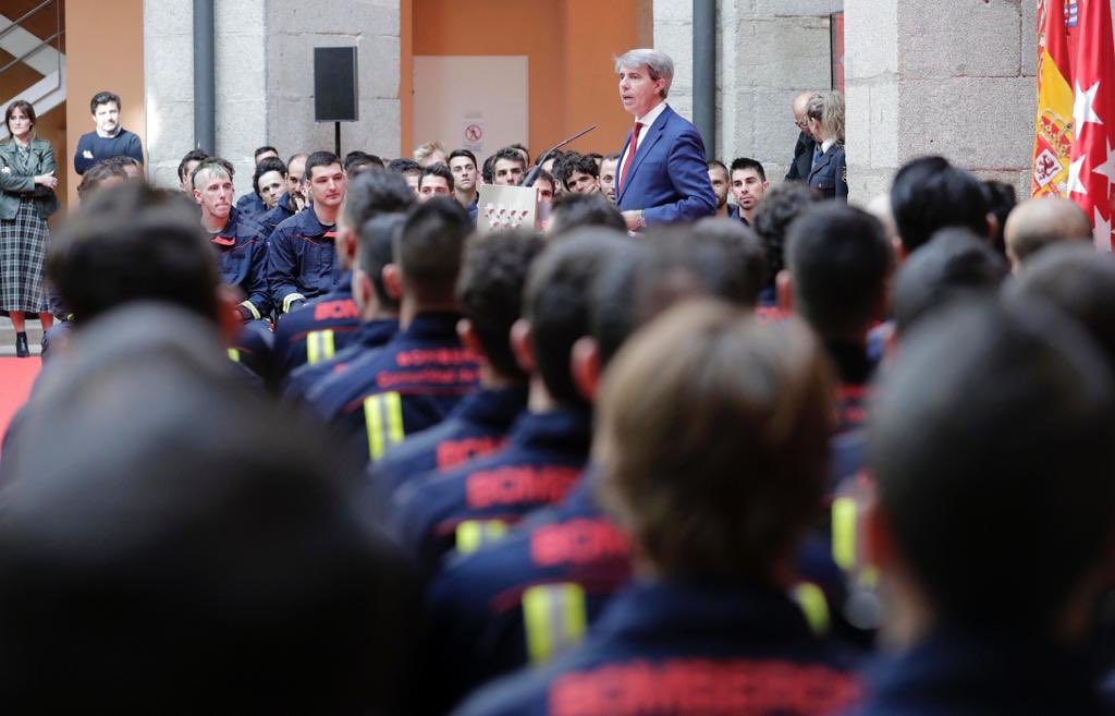 angelgarridog's tweet photo. Hacemos entrega de los diplomas de nuevo ingreso a los 113 nuevos profesionales que desde hoy forman parte del Cuerpo de Bomberos de la @ComunidadMadrid. Esta promoción es la más numerosa de los últimos 15 años. ¡Enhorabuena y bienvenidos! https://t.co/BJYMoKNneJ