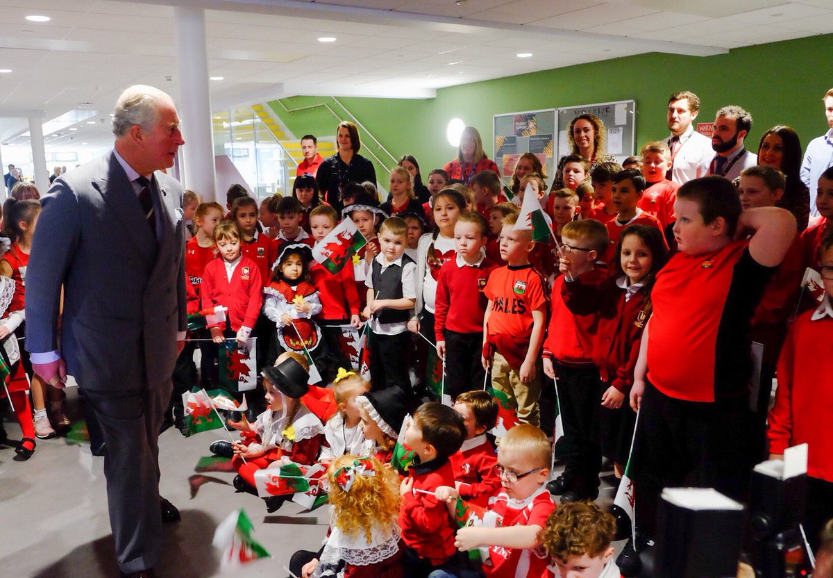 What a lovely welcome from <a href="/YsgolCwmBrombil/">Ysgol Cwm Brombil</a> pupils and staff in Port Talbot this morning - thank you! 🏴󠁧󠁢󠁷󠁬󠁳󠁿