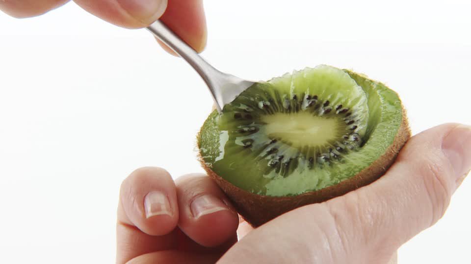 Davidit1296's tweet photo. tío cómo os coméis el kiwi???

RT partido en dos y con la cuchara

MG pelándolo https://t.co/IFohcFq4NA