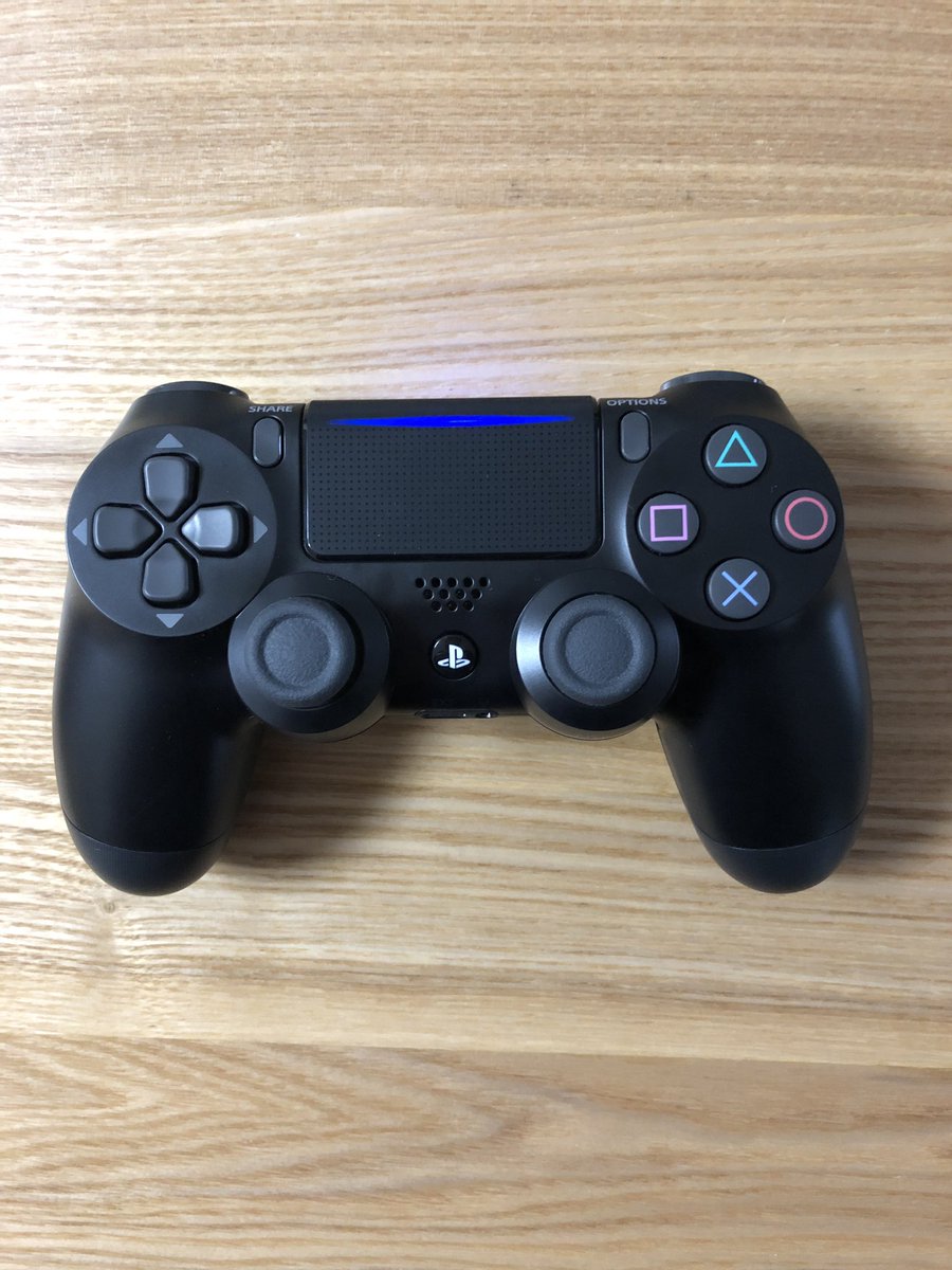 ゔぁんぱいあわるつ على تويتر おおぉー タッチパッドが一線状に光ってる 今日 新調したps4コントローラーの電源入れてびっくり 左 旧 Dual Shock4 右 新 Dual Shock4 色は同じジェットブラックだけど新型はボタン類がダークグレーに