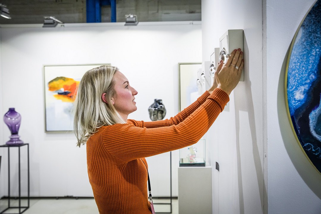 AAFNETHERLANDS's tweet image. #fbf. Wij vinden het zo leuk om 's ochtends onze deelnemers te zien nieuwe werken ophangen. Want dat betekent dat iemand de dag ervoor met een nieuwe #artlove naar huis is gegaan.   #flashbackfriday to a great 2018 fair! #affordableartfairnl #aafams #contemporaryart #inspiratie