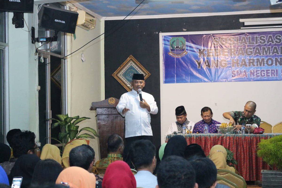 Rahmat_Effendi_'s tweet photo. Menghadiri acara sosialisasi toleransi keberagaman Kota Bekasi yang harmonis di SMAN 5 Kota Bekasi. https://t.co/uO6WUE7bGr