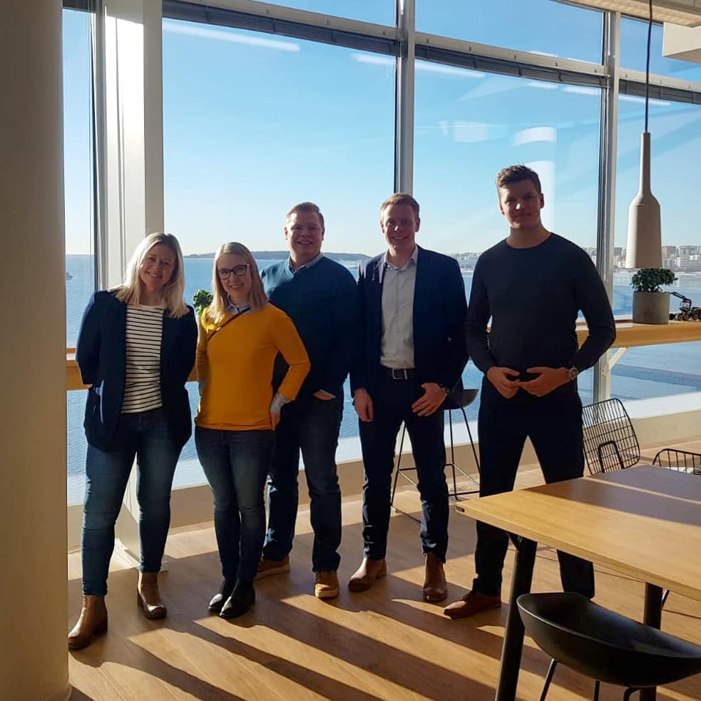 TrainersHouse's tweet photo. Kiitos @empore_oy vierailusta ja päivän valmennuksesta! 💛 Loppuvuoden #thbf paras kisastudio kuva poiki palkinnoksi LinkedIn-valmennuksen @samuliisalonen isännöimänä 🤗 Tarkempi aihe oli tänään LinkedInin hyödyntäminen myynnissä ja asiantuntijabrändin luomisessa. #masterclass https://t.co/6WzkKSX0BW