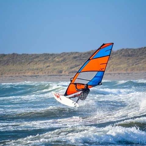 StudentWindsurf's tweet image. The last event of the SWA Puravida Wave Series 2018/19 is coming up fast! Tickets are limited (and cheap) so secure yours now to avoid disappointment!
.
RhosNess monster is 1-3rd March 2019, hosted by @bangoruniwindsurf, supported by @puravidaboardriders… ift.tt/2XipcVl