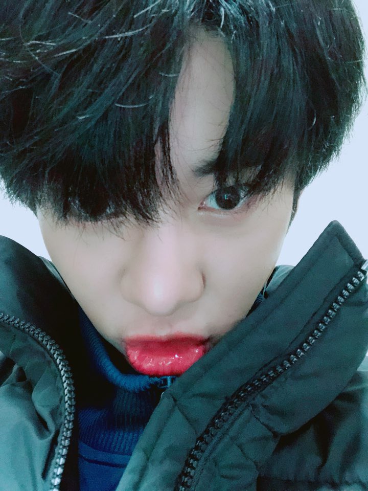 bnmboysofficial's tweet photo. [#MXM/#김동현] 그럼 마지막 동슐랭가이드!!!!!!!!오늘 제가 추천드릴 음식은 회에요!!! 저기 보이는 주황빛 보석과 루비빛 보석들이 보이시나요??
캬 거기다가 가운데 꽃까지 우리 팬분들한테 꽃선물까지 완벽💕 그럼 오늘도 행복한 저녁 되시고 
보석빛 주말 되세요!!💫😁👍🤟💫🌈 https://t.co/Pan6DMbgUC