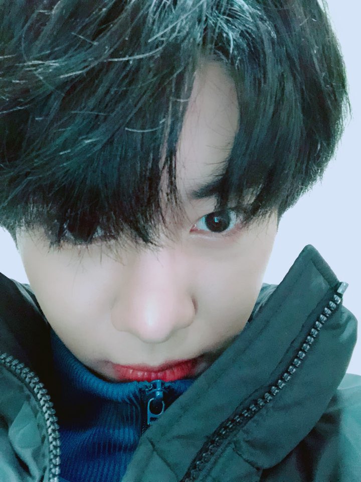bnmboysofficial's tweet photo. [#MXM/#김동현] 그럼 마지막 동슐랭가이드!!!!!!!!오늘 제가 추천드릴 음식은 회에요!!! 저기 보이는 주황빛 보석과 루비빛 보석들이 보이시나요??
캬 거기다가 가운데 꽃까지 우리 팬분들한테 꽃선물까지 완벽💕 그럼 오늘도 행복한 저녁 되시고 
보석빛 주말 되세요!!💫😁👍🤟💫🌈 https://t.co/Pan6DMbgUC