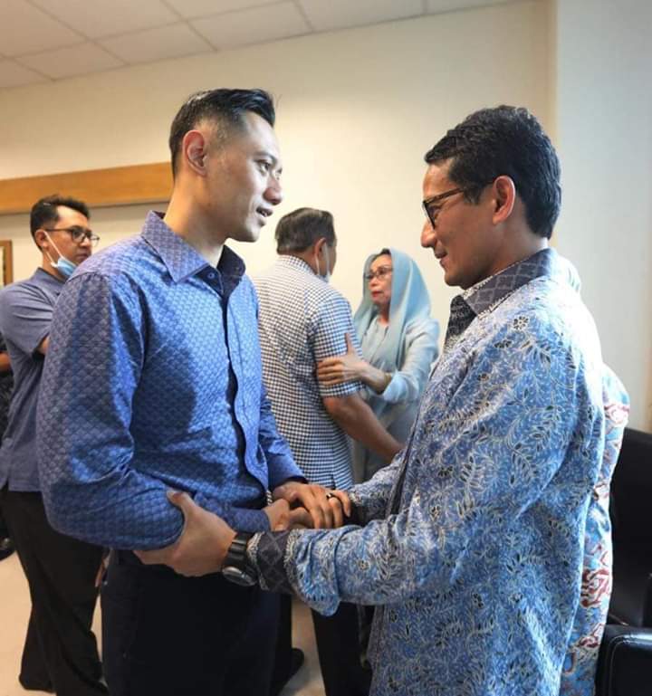 Demokrat_TV's tweet photo. Sandiaga Uno beserta Istri dan Ibundanya, Ibu Mien Uno menjenguk Ibu Ani Yudhoyono, Jumat (22/2) Pkl. 14.15 Waktu Singapura, di National University Hospital. Sandi dan rombongan diterima oleh SBY dan AHY. Pertemuan berlangsung selama 30 menit.

#CepatSembuhBuAni https://t.co/8usGPW9Xu4