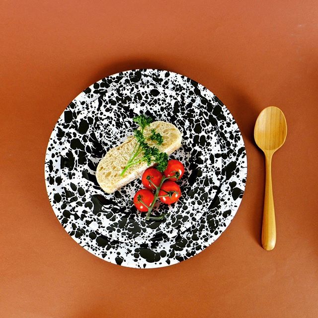 summer_made's tweet photo. Keep calm and have lunch - Our new lovely splatter enamelware by Crow Canyon Home 👀 @summermadeshop
#selectedbysummermade #summeryoureverydaylife #ecofriendly #organicliving #japanesekitchen #vintagekitchenware #kitcheninspiration #gesundeküche #germaninteriorbloggers #mam… https://t.co/JFOMGP4iJh