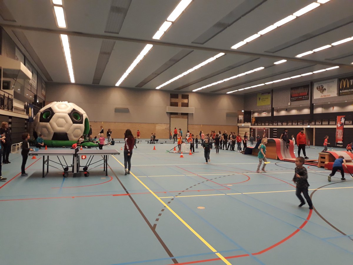 Het is al vroeg druk en sportief bij de instuif in de #Pathmoshal. Nu al meer dan 100 kinderen! En er kunnen er nog veel meer bij. #BewegenIsLeukEnGezond <a href="/WSEW053/">SportinEnschedeWest</a> <a href="/ZuidWester053/">De ZuidWester</a> <a href="/Sportaal053/">Sportaal</a>