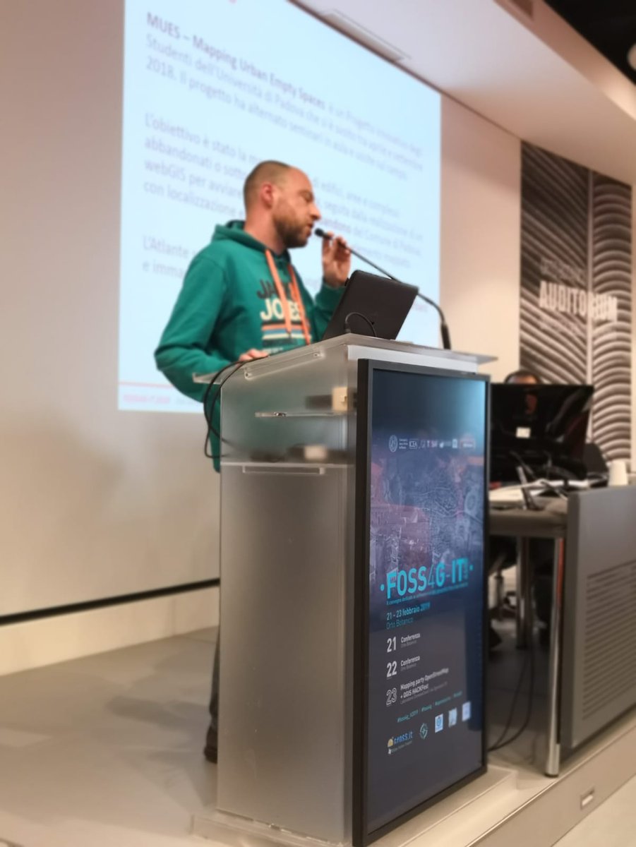 MasterGIS_Droni's tweet photo. Guglielmo Pristeri del @MasterGIS_Droni presenta la ricerca "dal campo al webgis: procedure #opensource per #mappare i #vuotiurbani a #Padova
#foss4g_it2019 #22febbraio #unipd https://t.co/WeF0HFGRSn