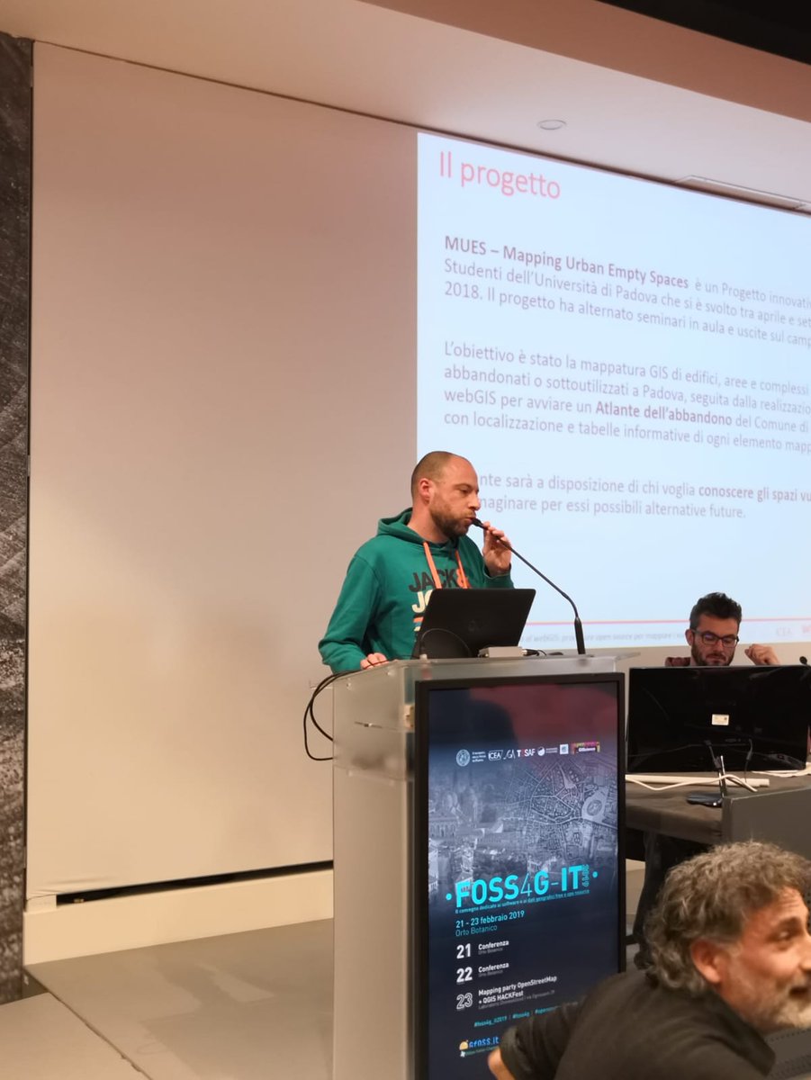 MasterGIS_Droni's tweet photo. Guglielmo Pristeri del @MasterGIS_Droni presenta la ricerca "dal campo al webgis: procedure #opensource per #mappare i #vuotiurbani a #Padova
#foss4g_it2019 #22febbraio #unipd https://t.co/WeF0HFGRSn