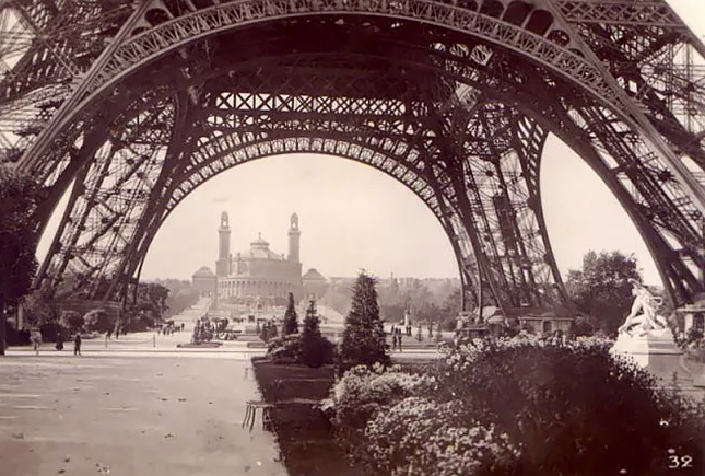 👉Las fotografías de Jean Pierre Yves Petit, realizadas hace 100 años, están cargadas de atmósferas densas y cosmopolitas. Que impregnaban la París de la bohéme y que nos traen a la cabeza las películas de Truffaut.
🔴🔴dstfotografia.com

#SAT #ReparamosCamarasFotográficas