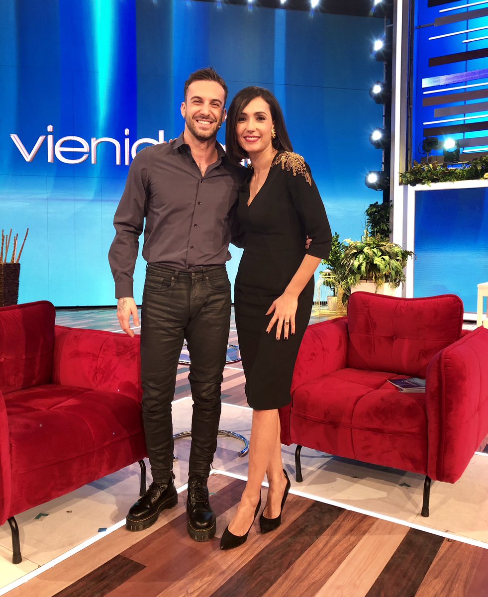 caterinabalivo's tweet image. Vi aspetto tra poco su Raiuno per chiudere in bellezza la settimana di @vienidameRai 😊Partiamo con la cassettiera di @GiulioBase, poi verranno a trovarci @AndreasMuller96 e Catena Fiorello. 
Seguiteci e commentate con #VieniDaMe 😘