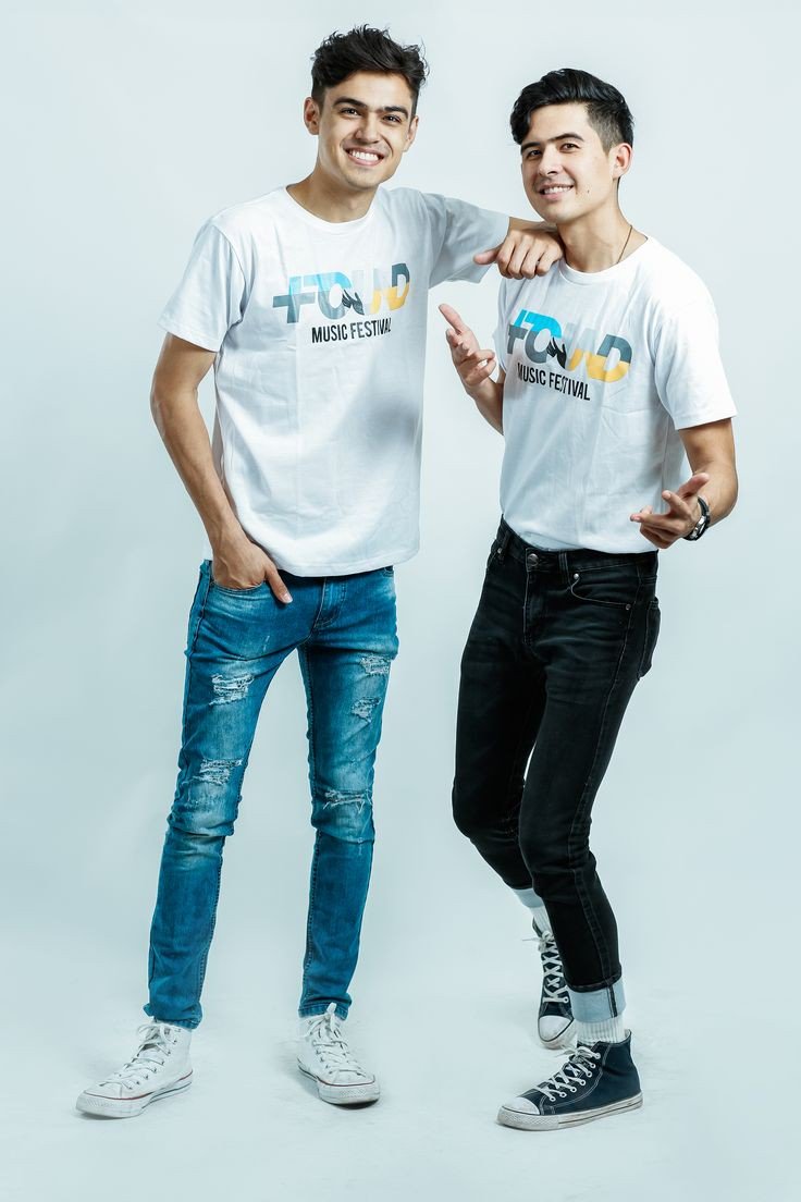 PerkinspiredOFC's tweet photo. Perkins Twins, our sunflowers *sunflower emoji*
#PerkinspiredDay https://t.co/K0vPpEEpvn