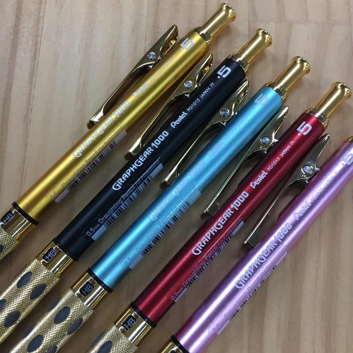 文具マイスターパピア グラフギア1000 の韓国ver の逆輸入版入荷しました グリップが金ピカ カラーリングもとてもカラフルですよ グラフギアファンにはたまらない逸品です 是非ご覧下さい 本品は店頭販売のみとなっております グラフギア1000 文房具 文具マイスターパピア グラフギア1000 の韓国ver の逆輸入版入荷しました グリップが金ピカ カラーリングもとてもカラフルですよ グラフギアファンにはたまらない逸品です 是非ご覧下さい 本品は店頭販売のみとなっております グラフギア1000 文房具