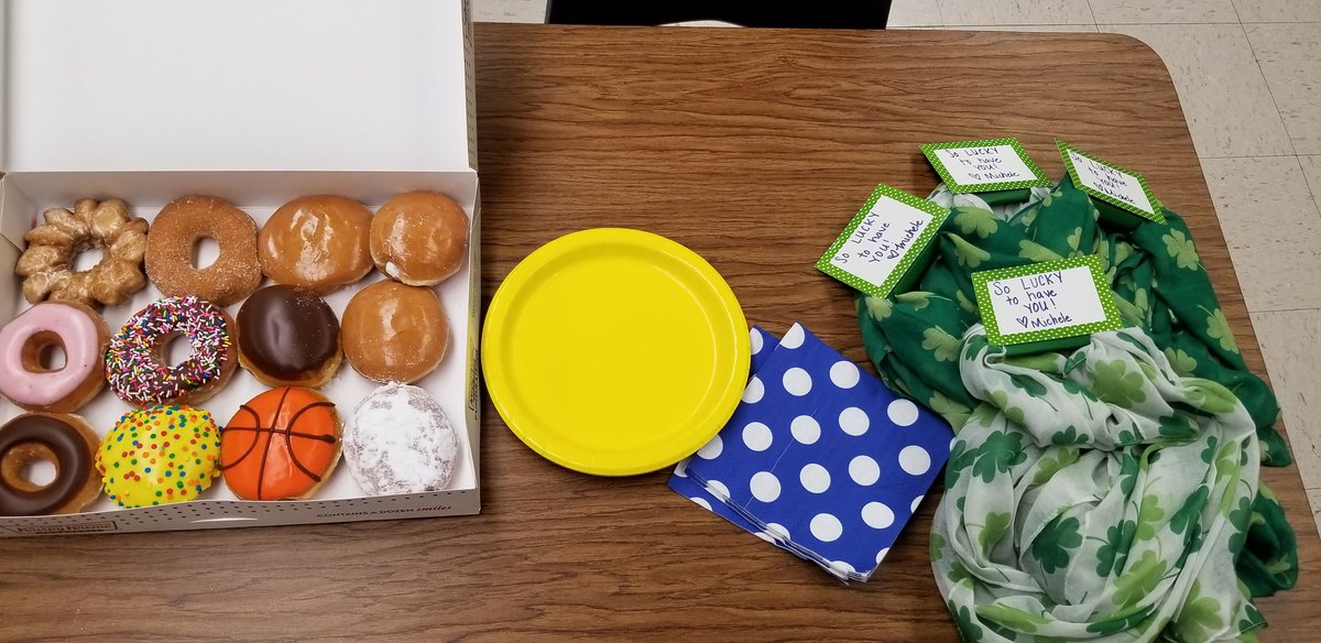 _sparkle_75's tweet image. It must be Friday morning because I'm ready for Red Wagon! Today I'm letting teachers know just how lucky we are to have them🍀🍀🍀❤#ThisIsHowsman #RedWagon #ThisIsNorthside #ilovemyjob
