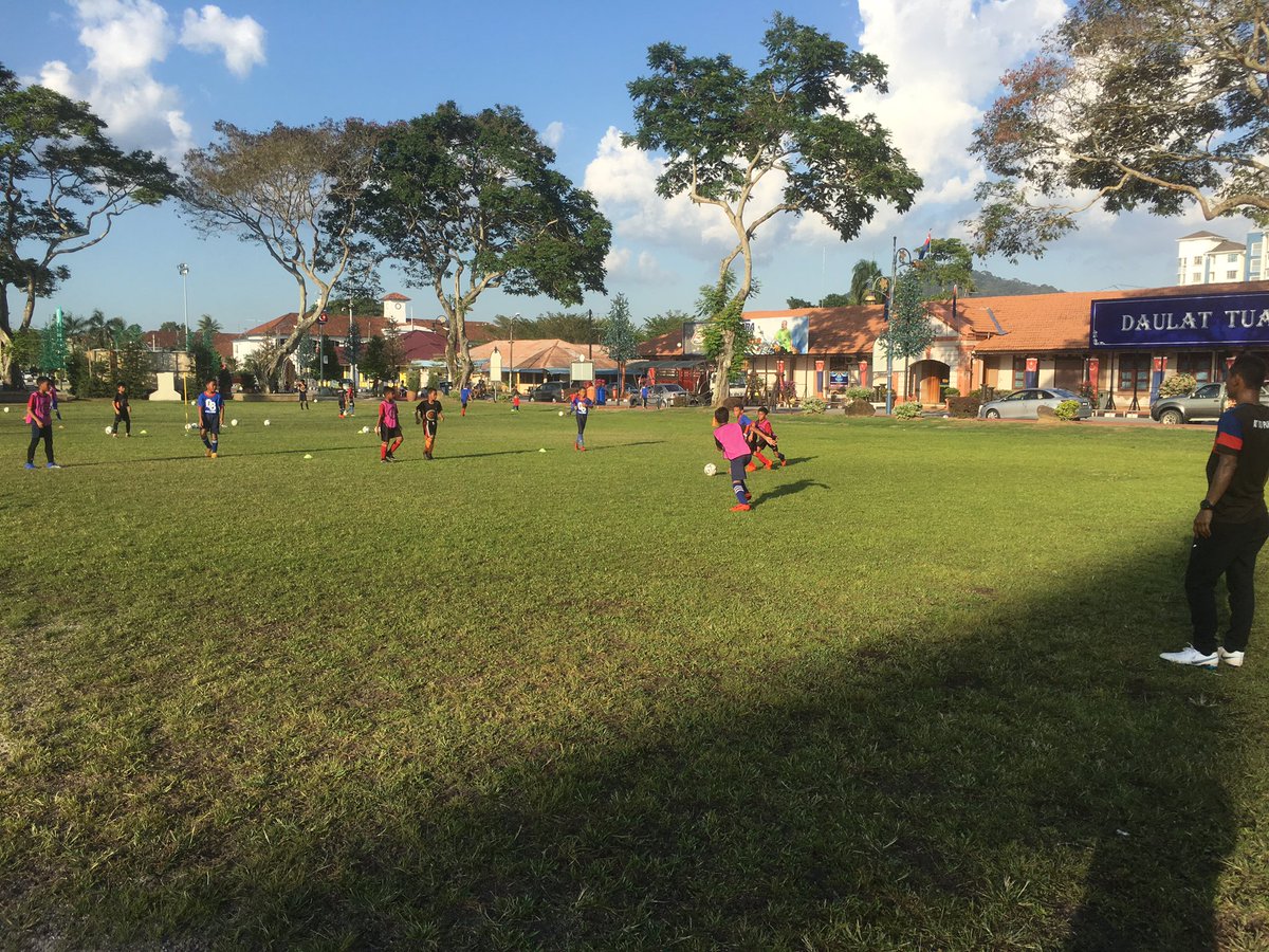 22 Februari 2019

Latihan harian Akademi Tunas Batu Pahat untuk pelatih U10-U12.
Lawatan dari Ketua Jurulatih Remaja Negeri Johor ke pusat latihan Akademi Tunas Batu Pahat harini. Beliau juga mengambil satu sesi latihan utk pelatih U12. 
💙❤️⚽️🇲🇾
<a href="/NFDPOfficial/">NFDP Official</a> 
#PPBN
#ATBatuPahat