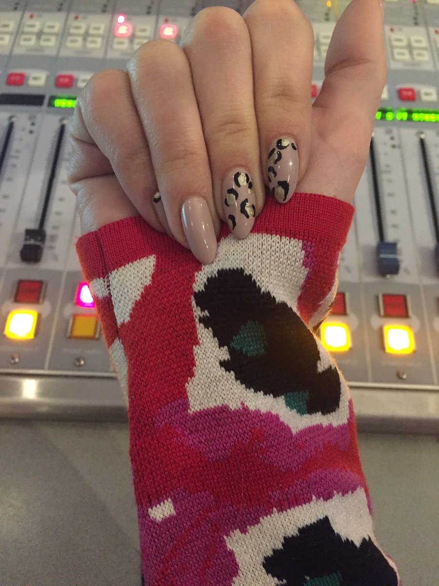 hartwizzle's tweet image. Leopard from head to fingers.
#overdidit