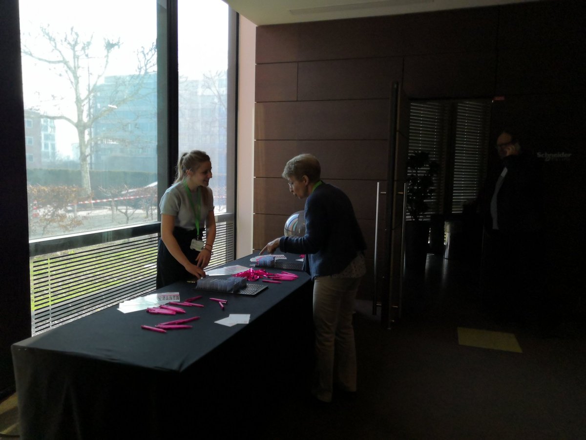 GirlsonMove's tweet photo. Lancement de la #GOM2019 avec, en avant-première, la visite de 80 collégiennes et lycéennes (Collège Armand Béjart de Meudon la Foret, Lycée Agora de Puteaux, René Auffray de Clichy, Albert de Mun à Paris &amp; Lycée Richelieu de Rueil-Malmaison) chez @SchneiderElecFR #GOMWeek2019 👌 https://t.co/QMpQbQ6fnz
