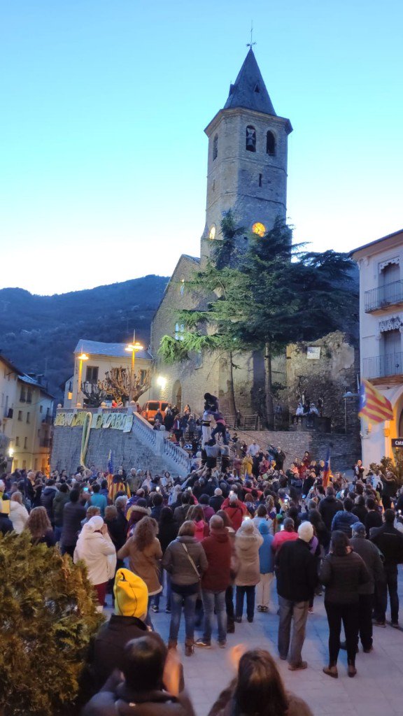 pallars_testimo's tweet photo. Centenars de pallaresos i pallareses van sortir ahir al carrer a la #VagaGeneral21F  per la llibertat dels presos polítics i en favor de la independència, convocada per la @I_CSC 

Notícia a @pallarsdigital --> https://t.co/iNNpQ46Z9I
(Fotos de #Sort i #Tremp)

#Pallars https://t.co/x4AZuj6mKd