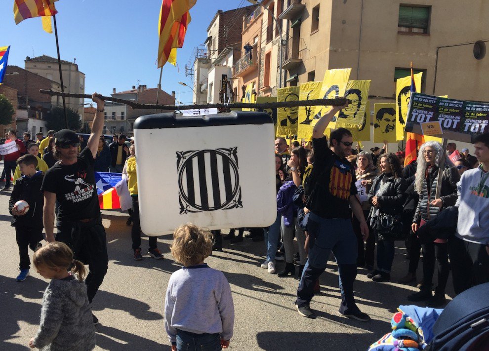 pallars_testimo's tweet photo. Centenars de pallaresos i pallareses van sortir ahir al carrer a la #VagaGeneral21F  per la llibertat dels presos polítics i en favor de la independència, convocada per la @I_CSC 

Notícia a @pallarsdigital --> https://t.co/iNNpQ46Z9I
(Fotos de #Sort i #Tremp)

#Pallars https://t.co/x4AZuj6mKd