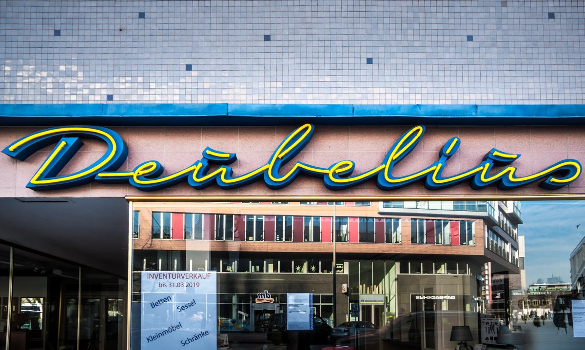 Berlin_Type's tweet photo. The second part of the sign (with dual swoosh).
#TypeInHamburg https://t.co/LNjZi9Jv6X