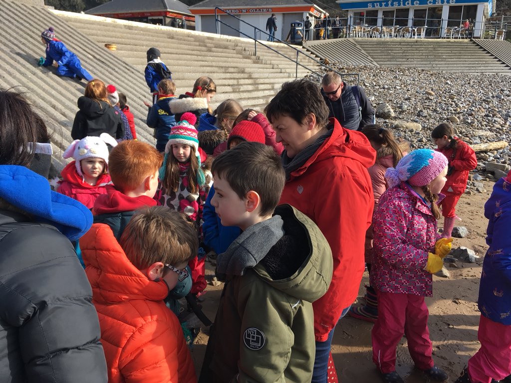 crwysprimary's tweet photo. Special thanks to Gower Mp @ToniaAntoniazzi for coming along to help! @sascampaigns @SwanseaCouncil @Maths_Tree #PlasticFreeSchools #topMP https://t.co/p1C4gZHFEe