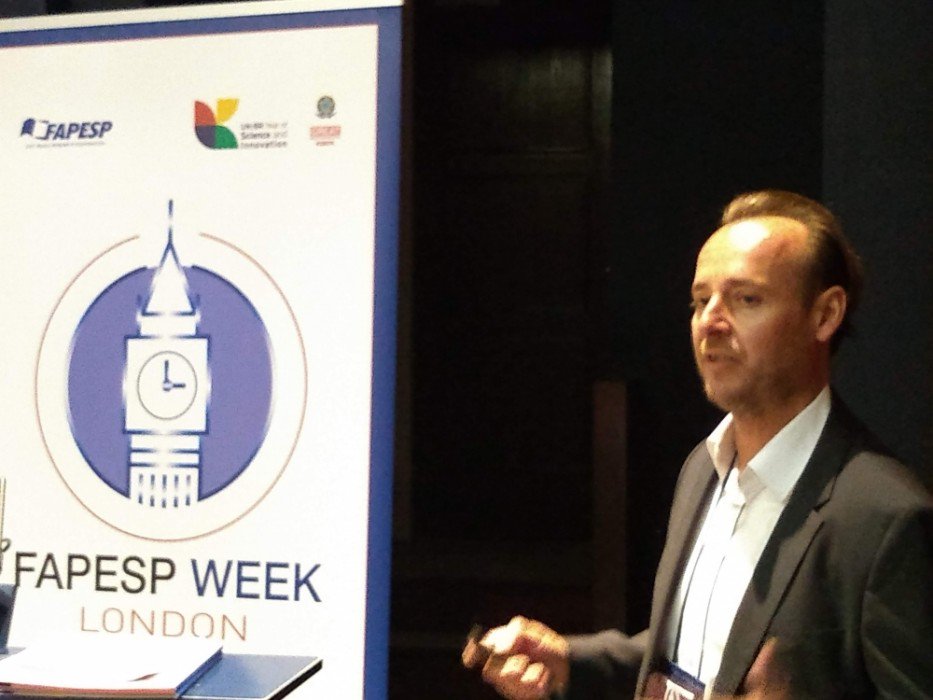 AgenciaFAPESP's tweet photo. Cientistas do #LHC buscam entender a matéria escura: durante a #FAPESPWeekLondon, pesquisador britânico apresentou esforços de equipe internacional para detectar partículas ainda desconhecidas; trabalho de brasileiro foi destaque. Leia em https://t.co/Ek28Frcqsb https://t.co/N1pcsRLCIn