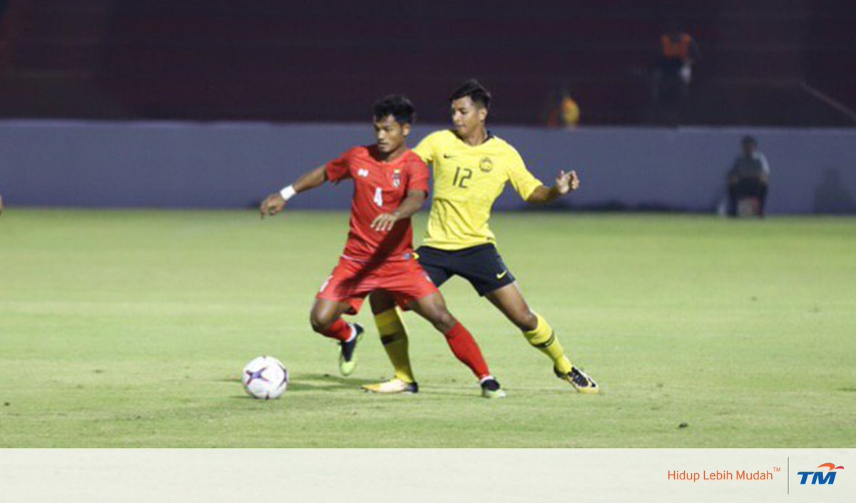 UnifiSports's tweet photo. Hadi Fayyadh sekali lagi muncul wira buat #HarimauMalaya B-22. Jaringan tunggal dia pada minit akhir separuh masa pertama kekal hingga wisel penamat sekaligus meraih kemenangan ke atas #MYA B-22 🇲🇲. 👏🏻 #MASvMYA #AFFU22 #KamiTeamMalaysia https://t.co/7Gj0afhy10